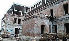 Osiedle w zabytkowych koszarach pnie się górę