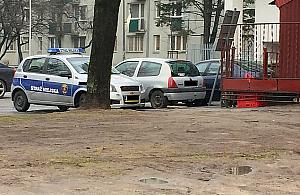 Nielegalne parkowanie "na inwalidę". Strażnicy nie reagują