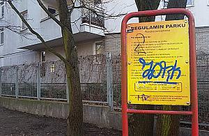 Zakaz wstępu zwierząt do Parku Strumykowa. Kto czytał regulamin?