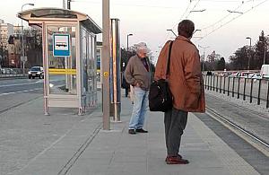 Starszy człowiek demolował groby na Cmentarzu Bródnowskim