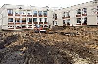 W centrum miasta buduj� boisko