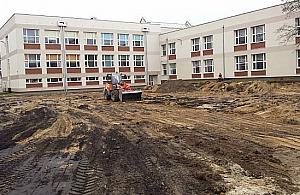 W centrum miasta budują boisko