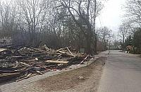 Kto i kiedy sprzątnie pogorzelisko na Podróżniczej?