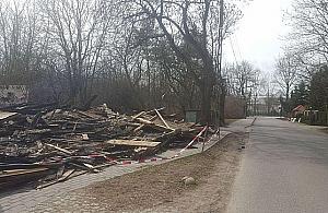 Kto i kiedy sprzątnie pogorzelisko na Podróżniczej?