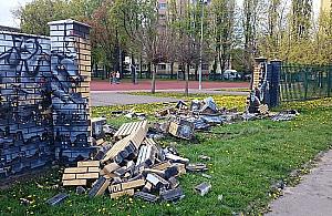 Wypadł z jezdni, zniszczył ogrodzenie szkoły i mural