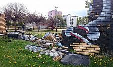 Wypadł z jezdni, zniszczył ogrodzenie szkoły i mural