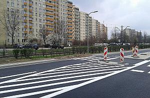 Zbudowali przejście prowadzące w krzaki