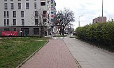 Rembielińska: samochód po równym, pieszy po dziurach