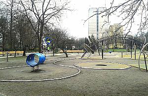 Estetyczne toalety w parkach Warszawy. "Konieczne są również na Bielanach"