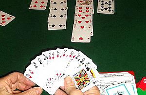 "Cztery piki skurczybyki!" Do łask wraca brydż