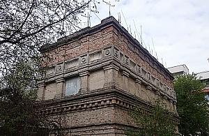 Niesamowity budynek na Jelonkach