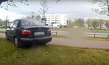 Jechał po chodniku, potrącił pieszego, uciekł do kościoła