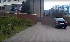 Jechał po chodniku, potrącił pieszego, uciekł do kościoła