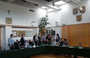 Szarpanina o mikrofon, chaos, krzyki. Rada dzielnicy na dnie