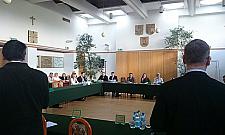 Szarpanina o mikrofon, chaos, krzyki. Rada dzielnicy na dnie