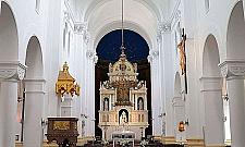 Niezniszczalny kościół na Muranowie. "Był tu hitlerowski magazyn, teatr, stajnia i wybieg dla modelek"