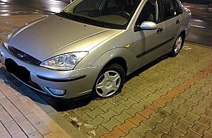 Bezmyślni wandale na Podleśnej. Zniszczyli siedemnaście aut