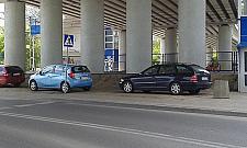 Parkowanie na PKP Płudy bezkarne. "Kolej nie uznaje tego miejsca za zieleń"