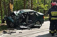 Horror na Wałuszewskiej. Volkswagen owinął się wokół drzewa