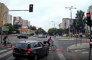 Na zielonej strzałce ze środkowego pasa. Zobacz film