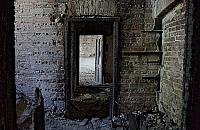 W spalonej kamienicy. Łucka 10 od środka