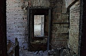 W spalonej kamienicy. Łucka 10 od środka