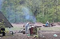 Grill w Lesie Bielańskim? Pięć palenisk za jednym zamachem