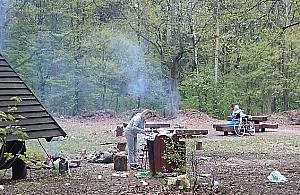 Grill w Lesie Bielańskim? Pięć palenisk za jednym zamachem