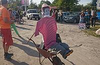 Kukła Gronkiewicz-Waltz na taczce. Kolejny protest przeciwko kompostowni