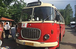 Wakacje ze starymi autobusami. Ruszyły wycieczki po Wawrze
