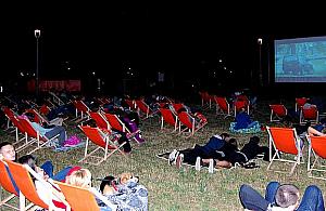 Kino pod chmurką wraca na Białołękę. Pokazy w dwóch parkach