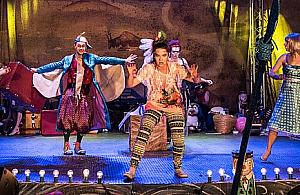 Teatr pod cyrkowym namiotem w parku Picassa