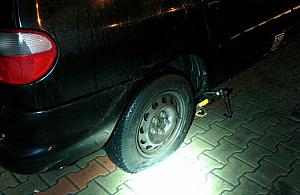 Emeryt przebił opony w aucie sąsiada. "Nie chciał przeparkować"