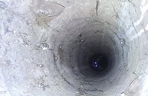 Strażacy ratowali kotka, który wpadł do kanału