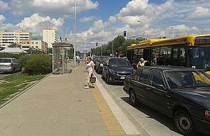 Autobus nie może wjechać do zatoki. Jest zastawiona autami