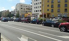 Autobus nie może wjechać do zatoki. Jest zastawiona autami