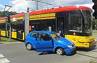 Kierowca wjecha� pod tramwaj na Reducie Wolskiej
