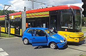 Kierowca wjechał pod tramwaj na Reducie Wolskiej