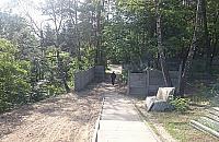 Ksi�dz ogrodzi� kawa�ek lasu. Cmentarz w�druje w stron� dom�w