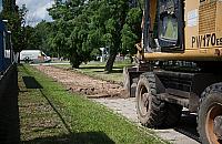 Wymieniają chodnik na końcu świata