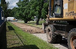 Wymieniają chodnik na końcu świata