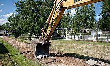 Wymieniają chodnik na końcu świata