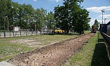 Wymieniają chodnik na końcu świata