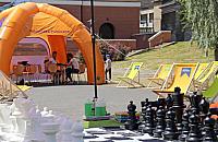 Był parking, jest biblioteka z leżakami