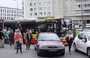 Samochodowa plaga na Bródnie. Parkują nawet na przystankach