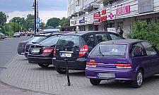 Samochodowa plaga na Bródnie. Parkują nawet na przystankach