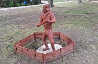 Siłacz z maczugą zastąpił plac zabaw. "To zastępca burmistrza"