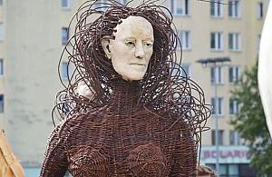 Oto mieszczanie z Bródna. Tymczasowa rzeźba stanęła w parku