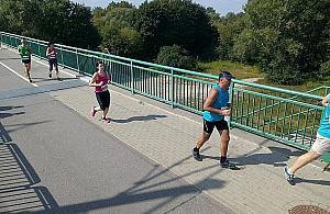 Kilkuset biegaczy pokonało most. Najlepszy w 33 minuty