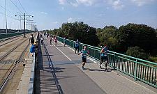 Kilkuset biegaczy pokonało most. Najlepszy w 33 minuty